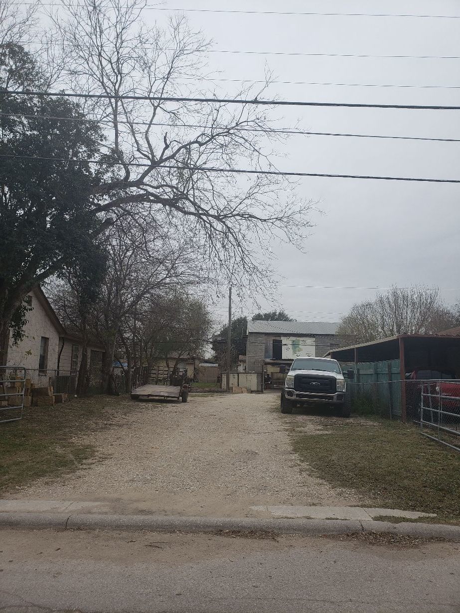 1334 Fenfield Avenue San Antonio, TX 78211 photo 4