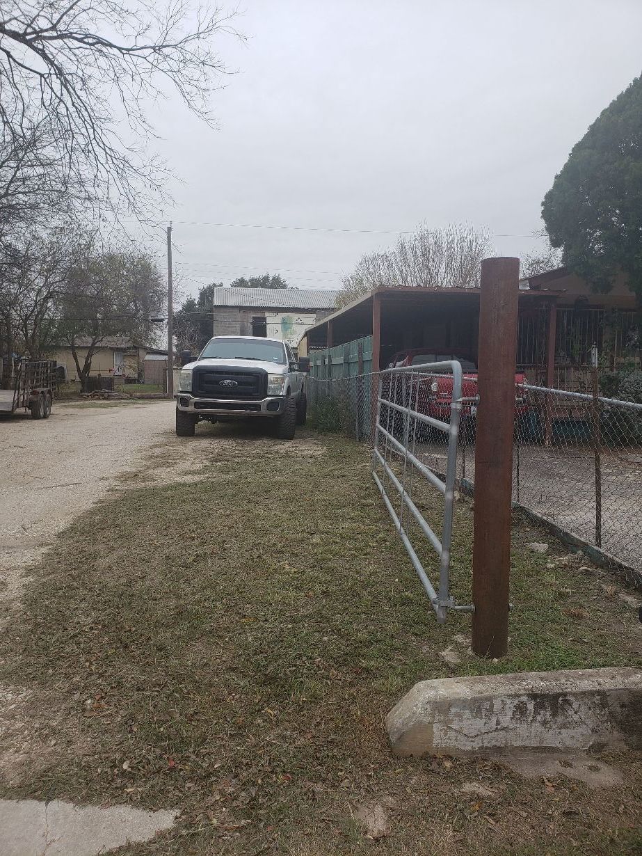 1334 Fenfield Avenue San Antonio, TX 78211 photo 2