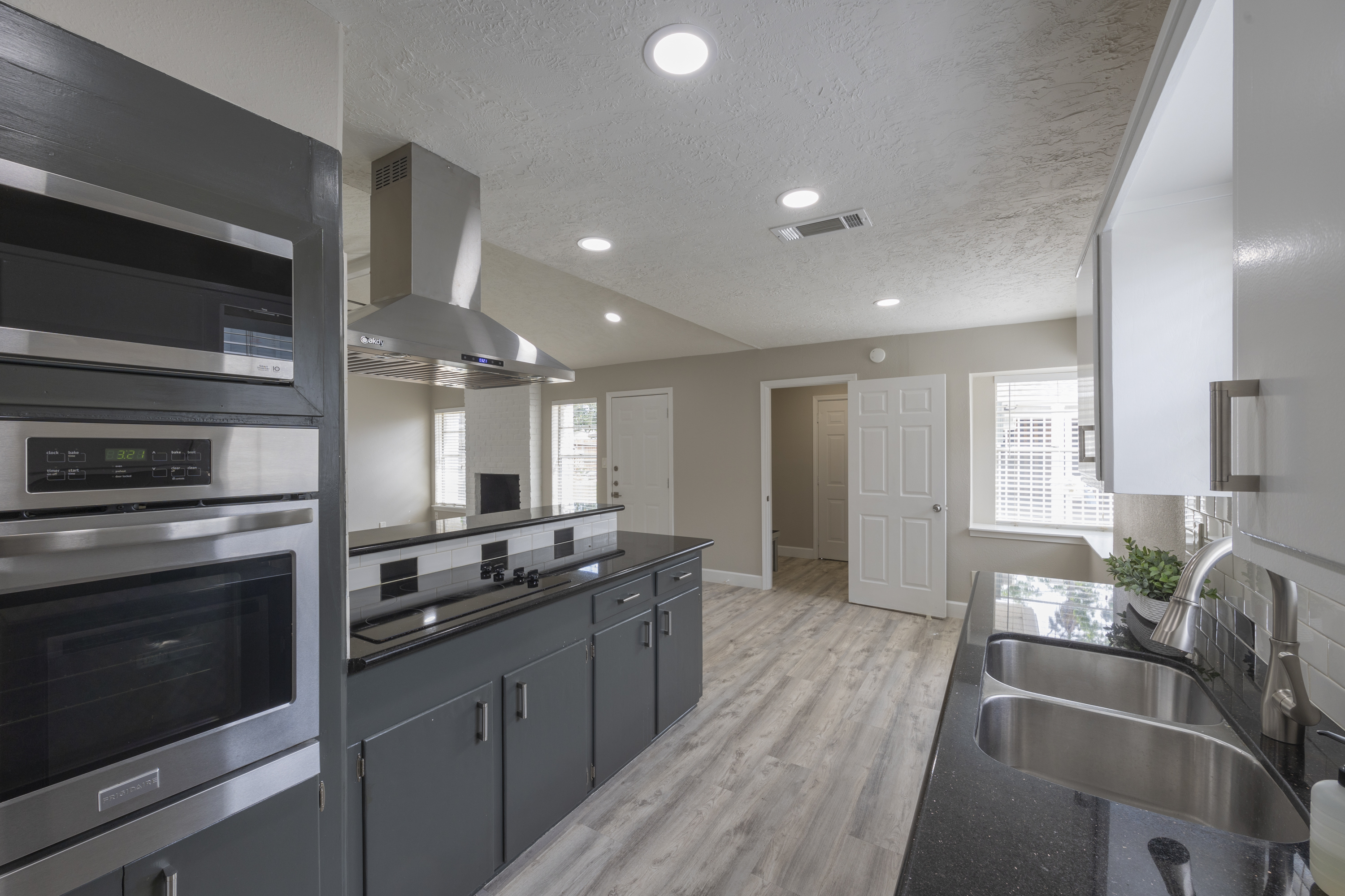 9315 Fairdale Lane Houston, TX 77063 photo 2