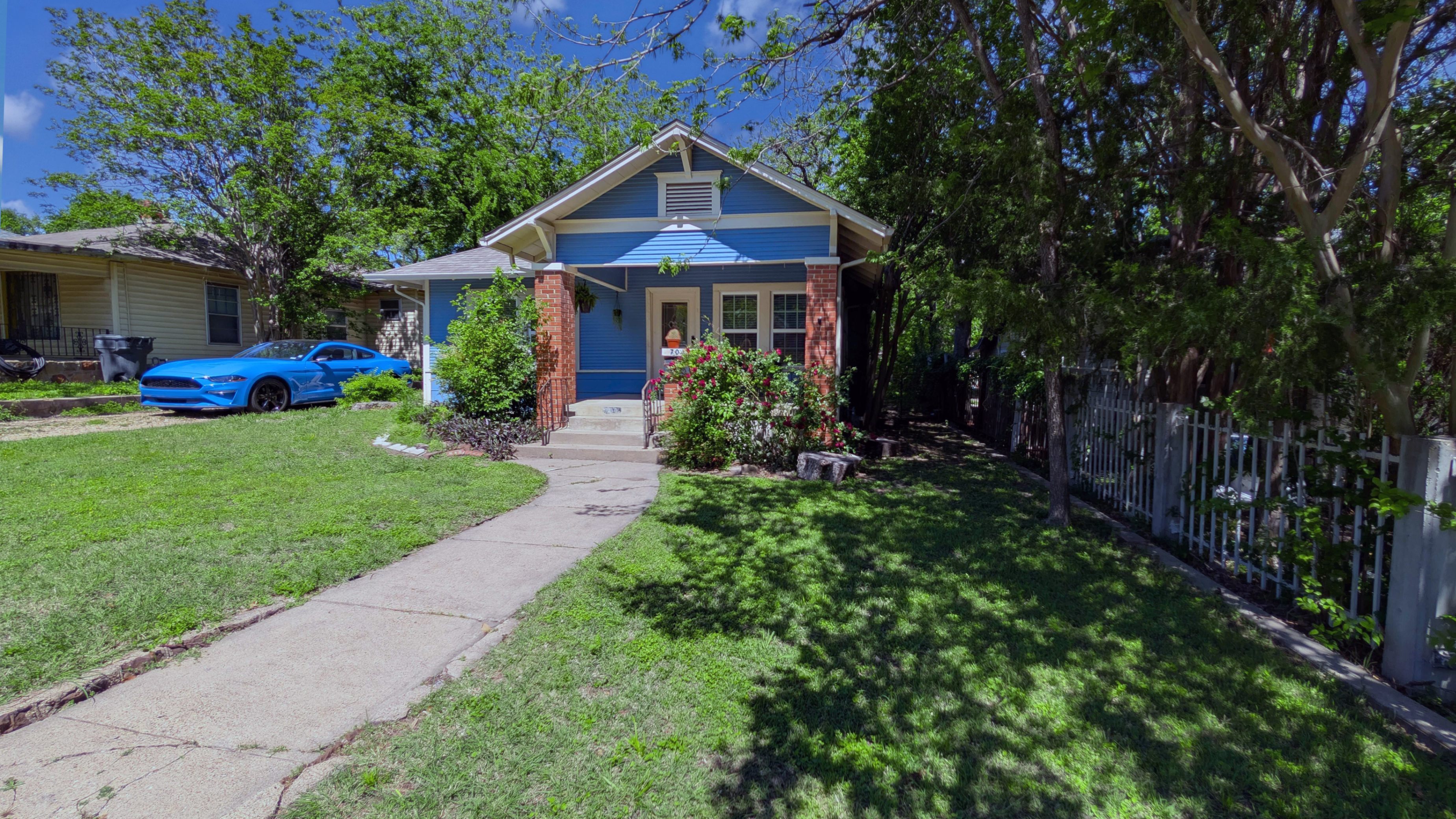 704 Cameron Avenue Dallas, TX 75223 photo 2