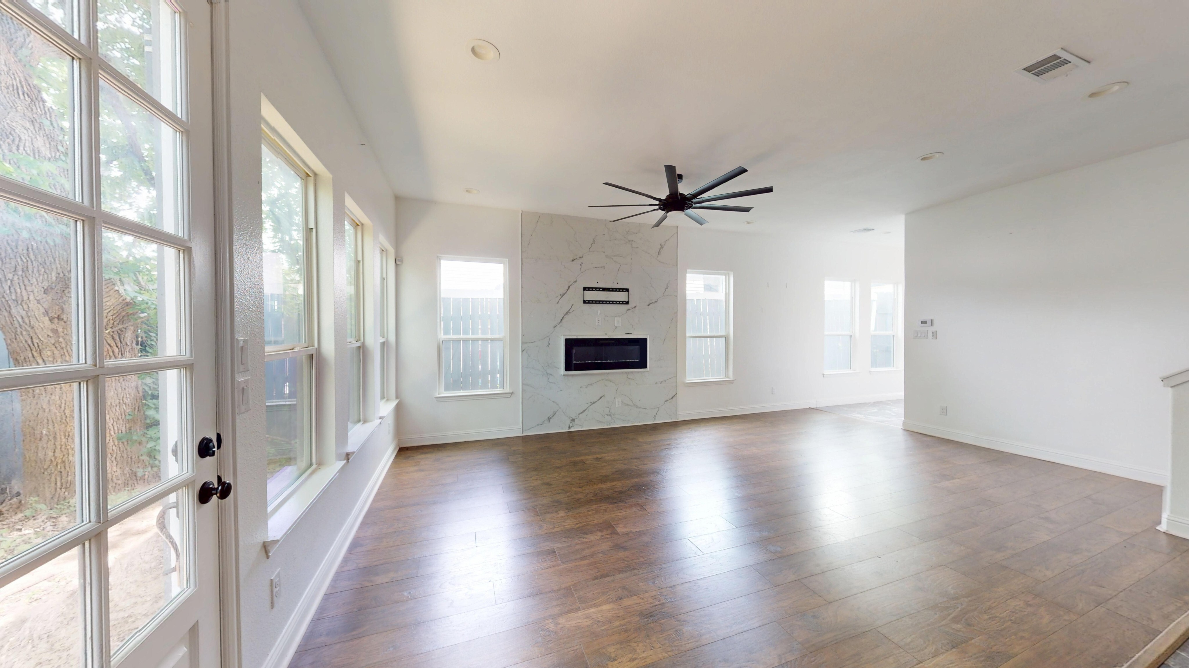 1301 Compton St Dallas, TX 75203 photo 2