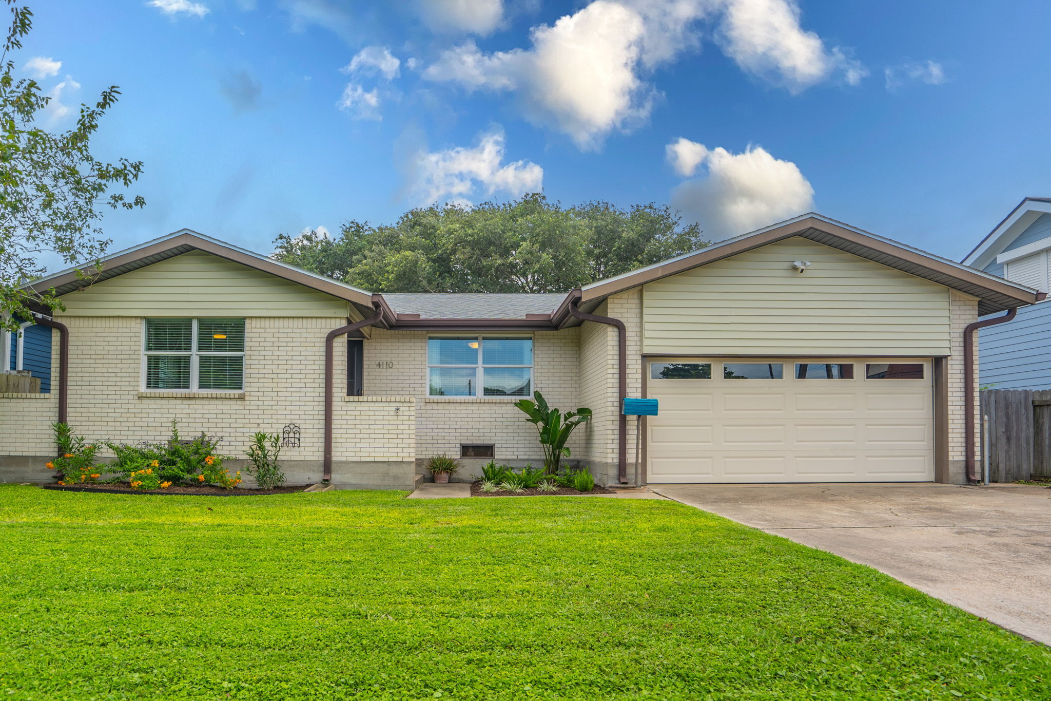 4110 Avenue Q 1/2 Galveston, TX 77550 photo 2