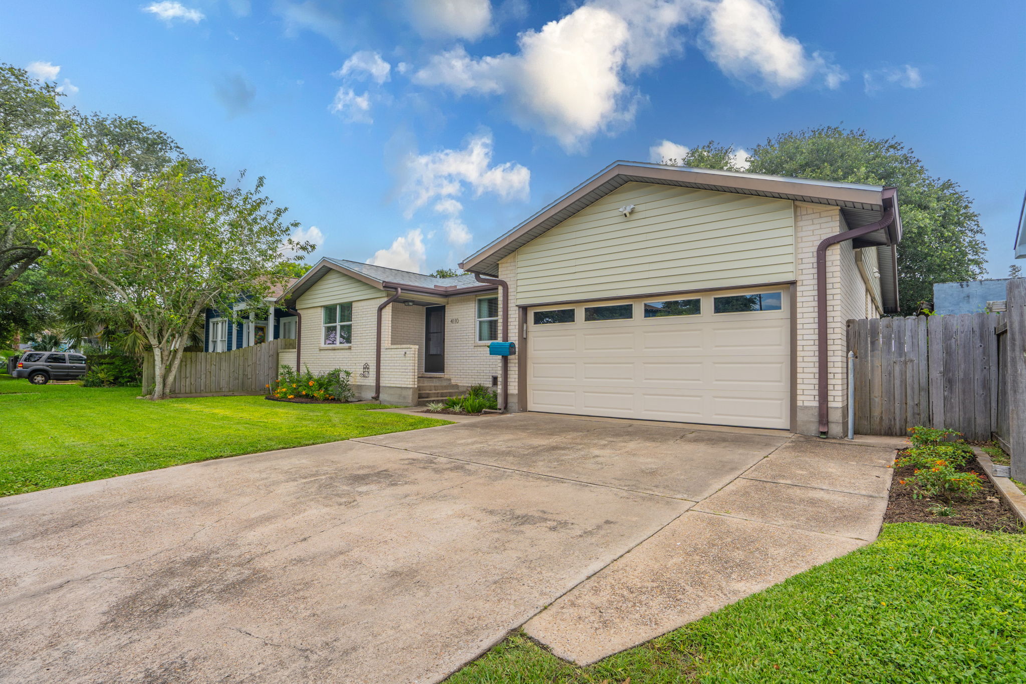 4110 Avenue Q 1/2 Galveston, TX 77550 photo 3