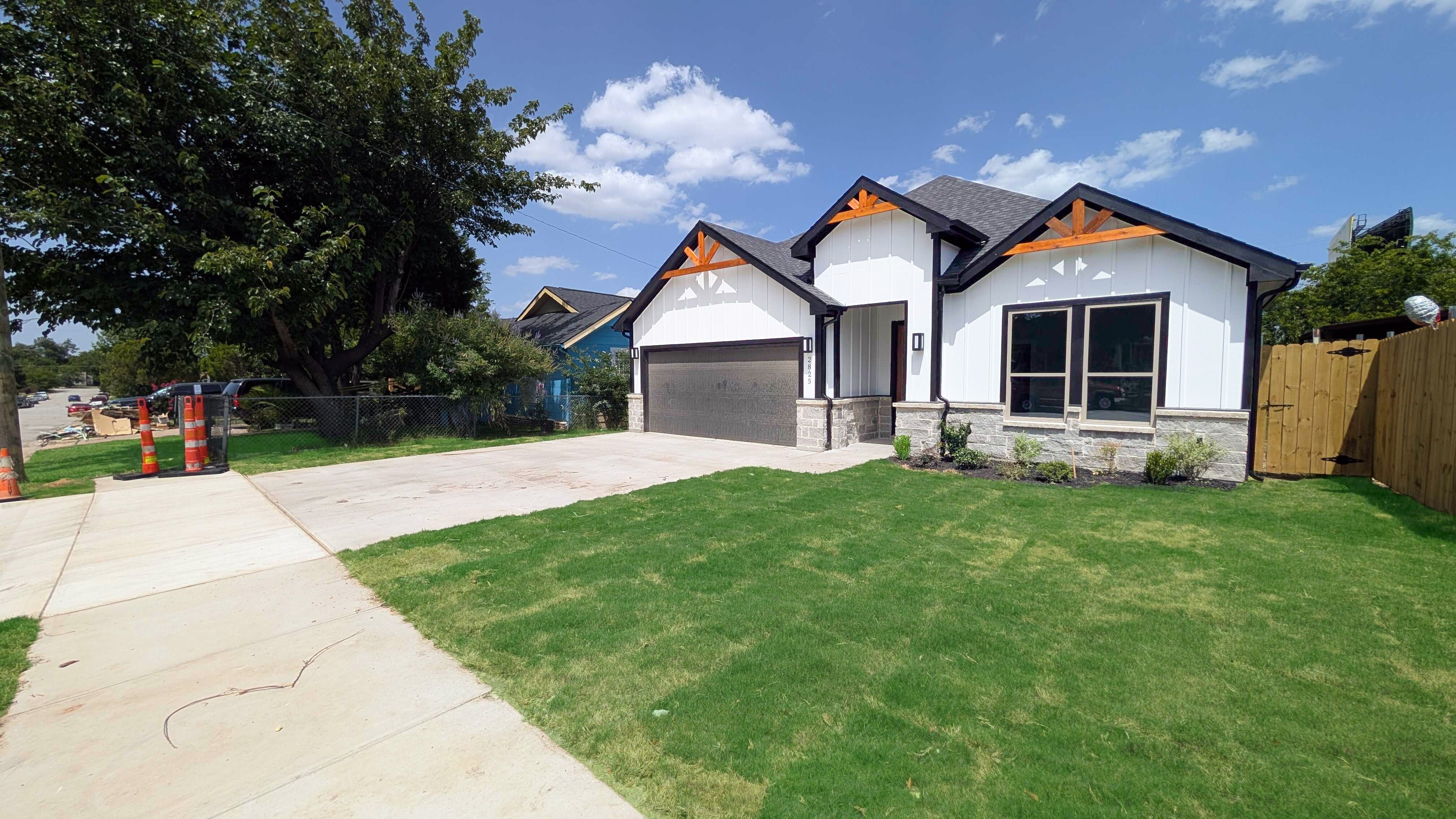 2825 South Grove Street Fort Worth, TX 76104 photo 2