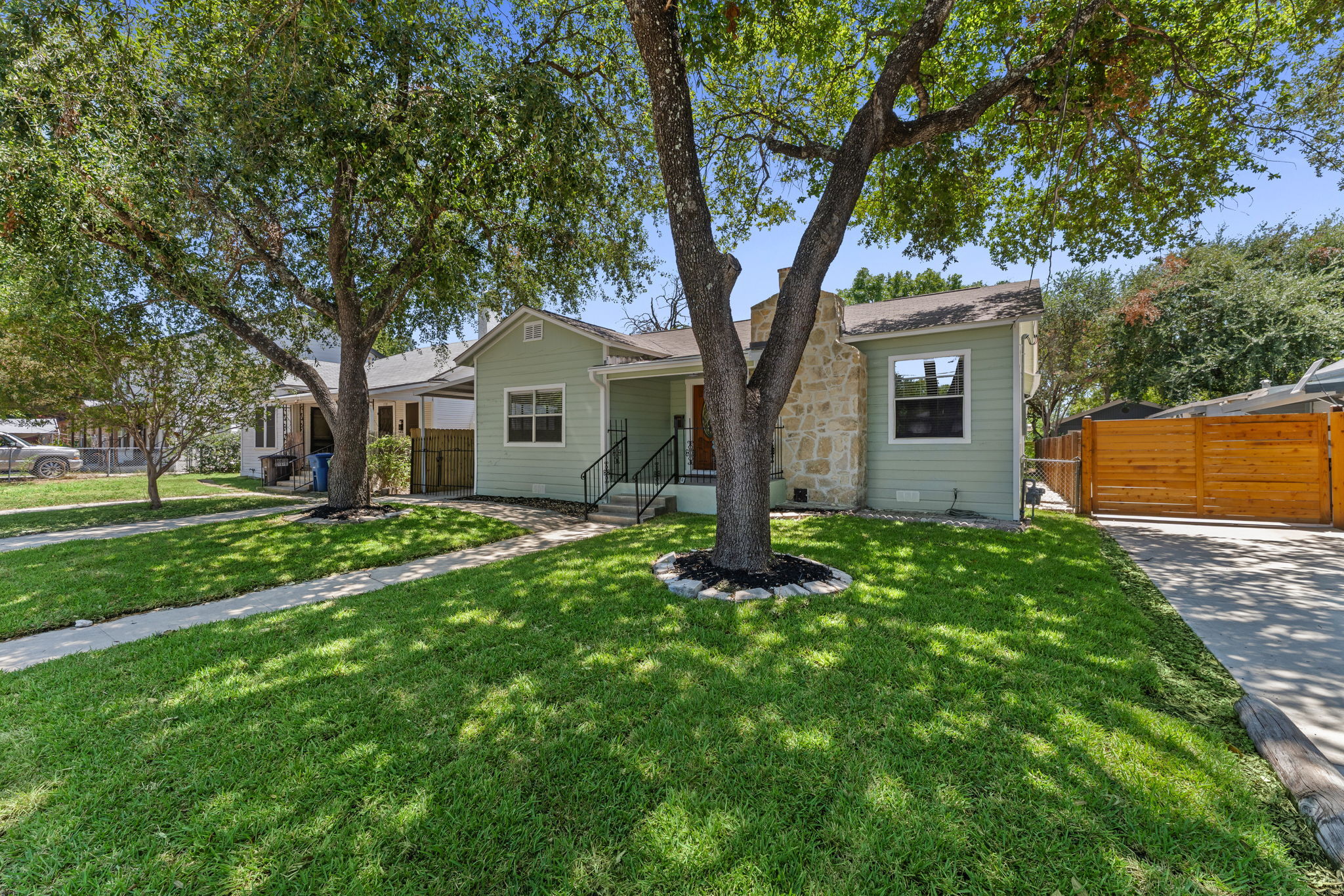 1722 West Mistletoe Avenue San Antonio, TX 78201 photo 2